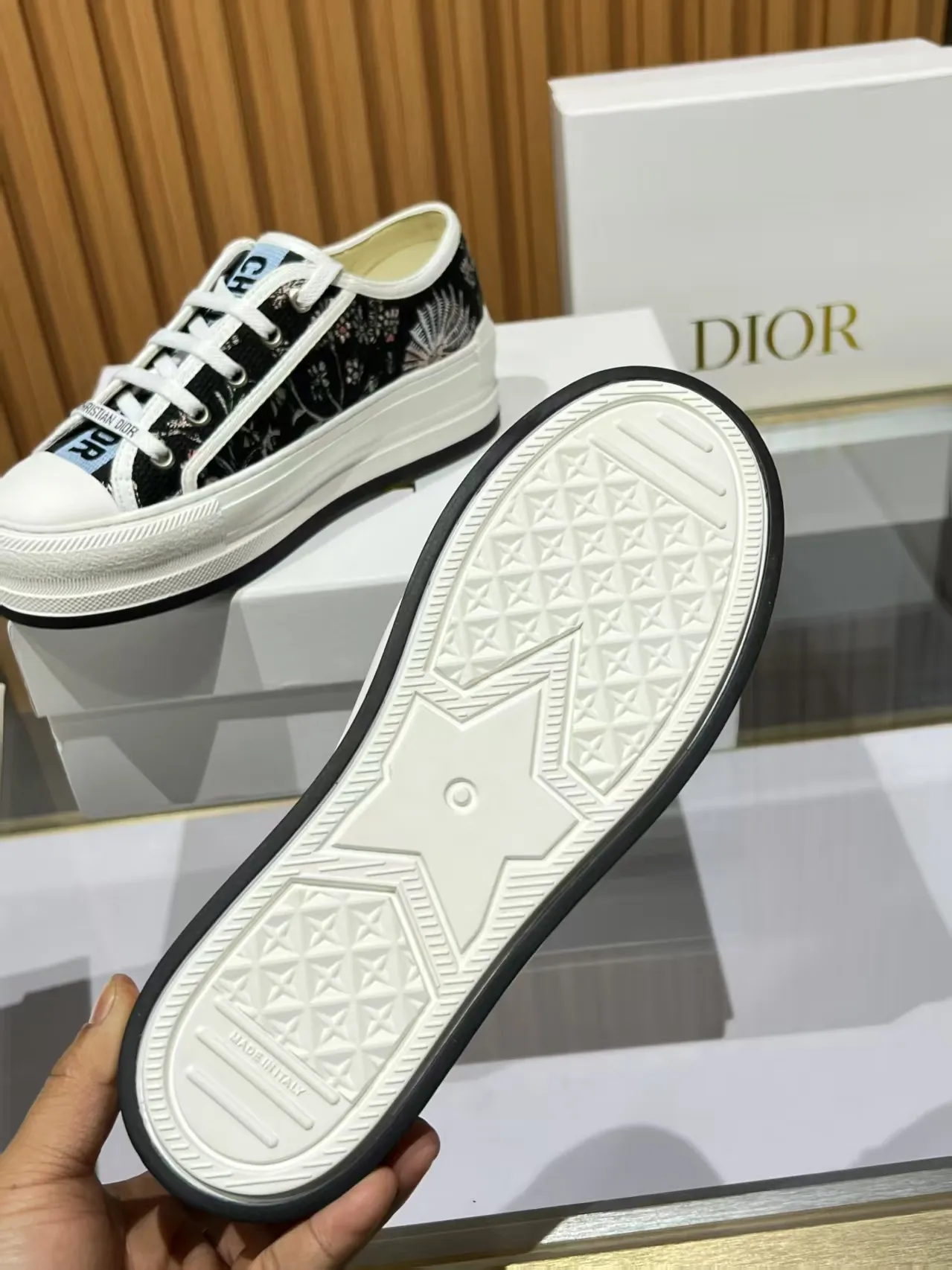 👟👟Ex-factory price 520👟👟 Walk‘n’Dior embroidered mid-top casual shoes are new in 2025. On the fashion stage, Dior embroidered shoes are the well-deserved protagonist. Delicate stitching is used on the upper, every stitch is devoted to the craftsman's efforts, and every thread is woven with artistic poetry. From complex floral patterns to smart geometric textures, embroidery is like the magic that gives shoes life, allowing them to show dynamic beauty even in static conditions.   Wearing Dior embroidered shoes feels like stepping into a dream world full of art. It is not only a pair of shoes, but also a walking piece of art that perfectly integrates fashion and culture. Whether you are strolling on the bustling city streets or attending important social occasions, Dior embroidered shoes can add unique charm to your style and become the focus of everyone's attention.   Choosing Dior embroidered shoes means choosing a persistent pursuit of quality and a unique understanding of fashion. Let it accompany you through every wonderful moment and leave your own fashion mark.  Material: Sheepskin lining, feet, silk cowhide, size 35-41, heel height 5cm